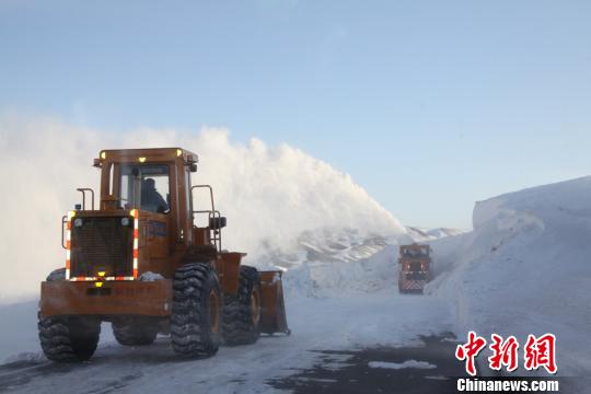 新疆托里公路人7昼夜打通雪墙8000米解牧民转场之急