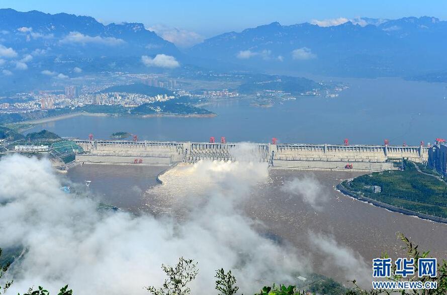 实拍三峡水库今年首次开闸泄洪 视若惊龙