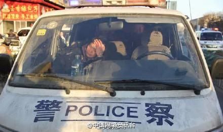 传销人员持砖袭警现场曝光 多名民警受伤(组图)