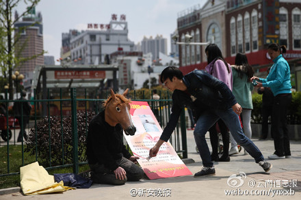 父亲为救子街头扮马让人骑：骑一次五元(图)