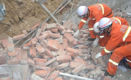 兰州在建工地围墙倒塌9人被埋当场1人死亡