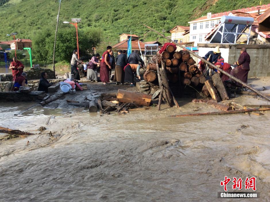 阿坝县茸安乡格尔登玛受灾现场。 李慧蛟 摄