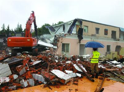 二房东租下一旧工厂建大量违建被拆