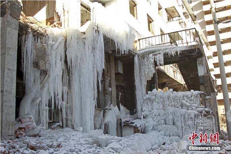 高清：水管爆裂 沈阳一楼房现“冰瀑”