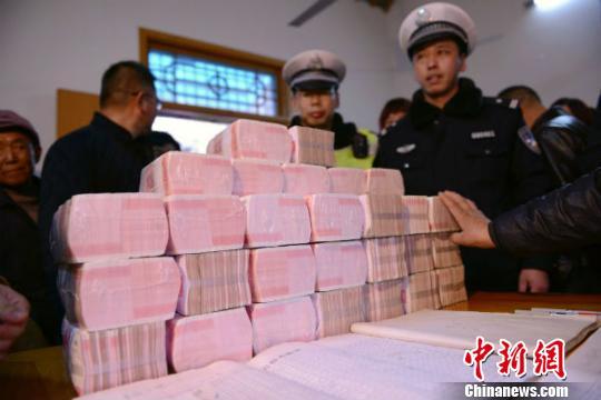 江苏包工头带500万现金回家发工资 警方接力护送