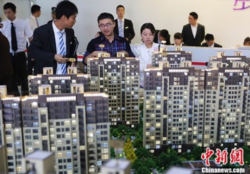  图为南京市民在一处楼盘售楼处内咨询。(资料照片) <a target='_blank' href='http://www.chinanews.com/'></p><p  align=