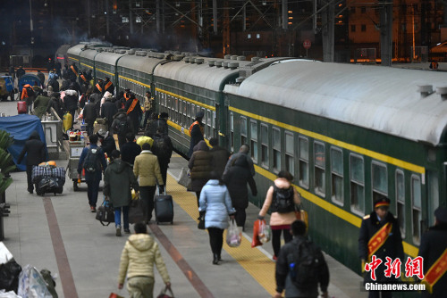 资料图：2016年1月24日凌晨0点26分，2016年北京西站春运首趟临时客车，由北京西站开往安庆的3069缓缓驶出站台。 <a target='_blank' href='http://www.chinanews.com/' _fcksavedurl='http://www.chinanews.com/' ></table><p  align=