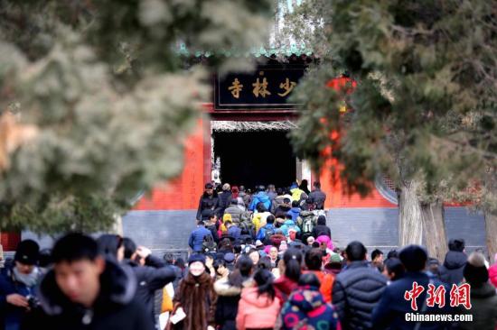 1月30日，河南登封嵩山少林寺，来自海内外的数万游客涌入少林寺烧香许愿赏民俗。<a target='_blank' href='http://www.chinanews.com/'><p  align=