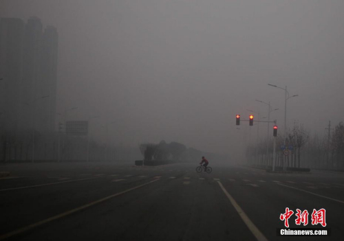 资料图：2017年1月1日，雾霾笼罩下的河南郑州城区。 <a target='_blank' href='http://www.chinanews.com/' _fcksavedurl='http://www.chinanews.com/'></table><p  align=