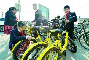 　日前，地坛小学的“小雷锋”们来到安定门地铁公交枢纽，将地铁口无序停放的共享单车整齐地摆好，方便行人取车。北京晨报记者 李木易/摄