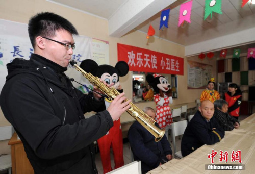 3月5日，山西长治医学院组织大学生志愿者及“小丑医生”走进当地城区南山田园养老院。范丽芳 摄