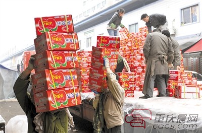 近日,菜园坝水果市场,新疆冰糖心苹果运到贩卖区。重庆晨报记者 甘侠义 摄