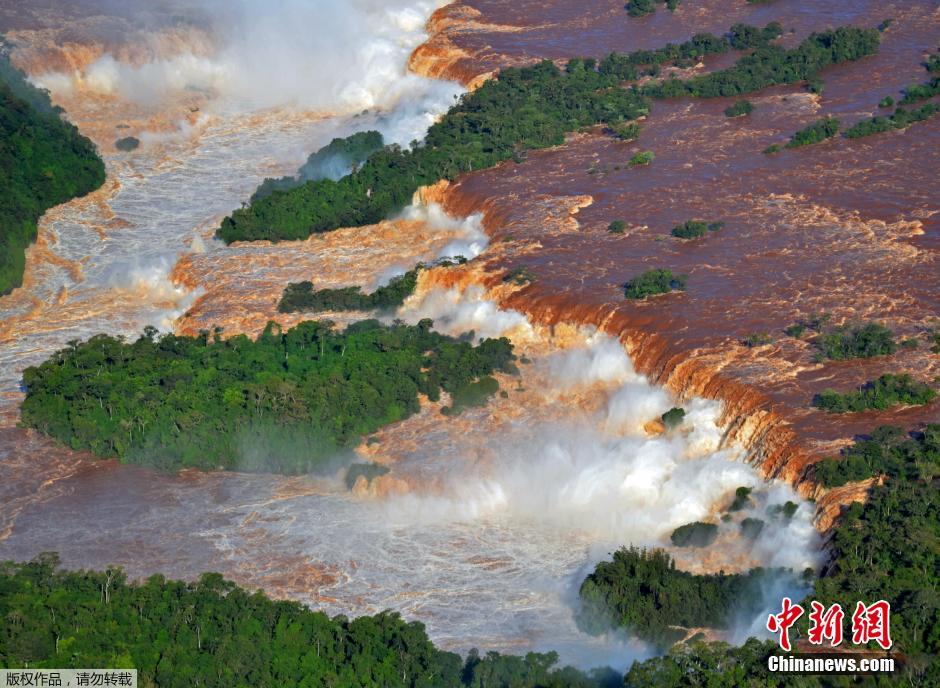 阿根廷伊瓜苏瀑布爆发特大山洪 多条道路中断