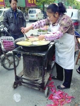 董阿姨正在做饼。