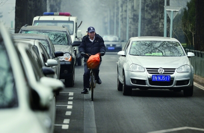 北京：非机动车道遭划车位 剩余车道无车把宽