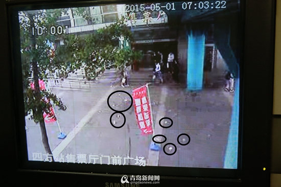 老汉20张百元大钞被风吹跑遭哄抢 到手少400(图)