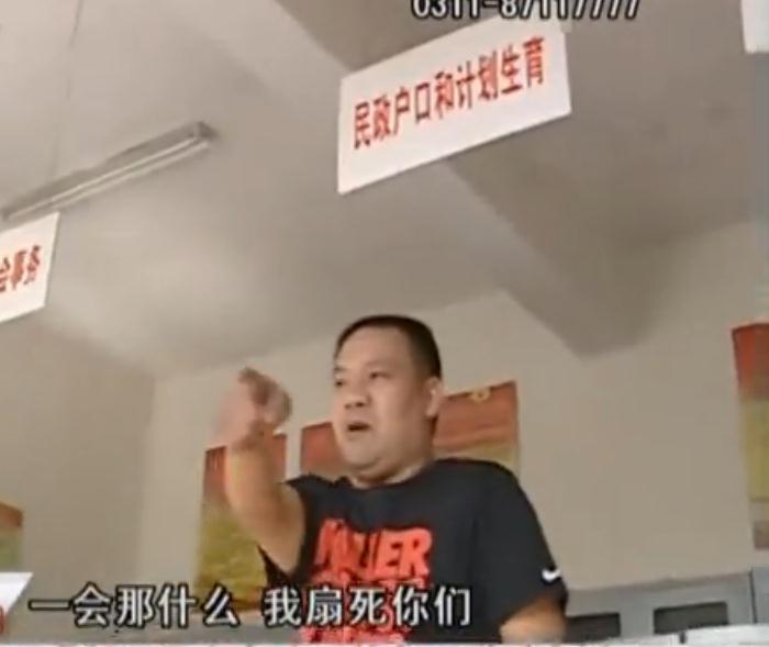 法制晚报讯(稿件统筹 朱顺忠 记者 耿学清)近日，一段《河北保定蠡县再现“最牛村支书”》的采访视频引发网友热议，视频中的“最牛村支书”语出惊人，不但辱骂村民和记者，并且称村委会“没有一个好人，没干过一件好事”。当地县委宣传部回应称这位村支书喝酒了。