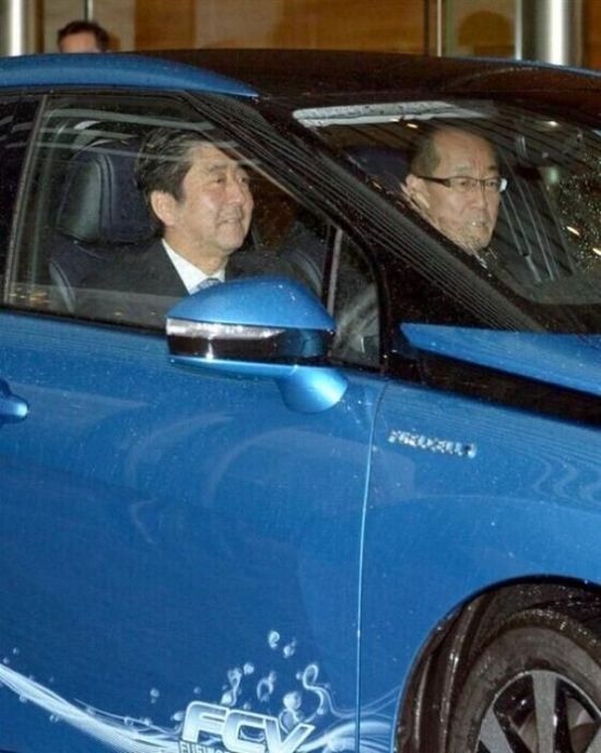 丰田新车请首相安倍代言 中国经销商叫苦不迭