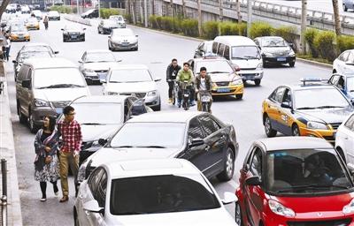 双安商场附近道路乱停车现象有所缓解，但仍然有众多占道车