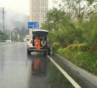 民警陪环卫工避雨