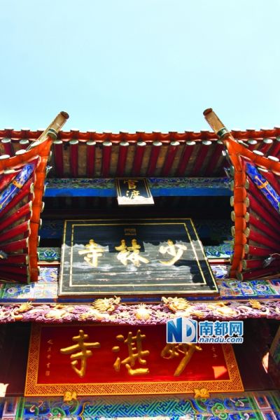 如今对外统称“昆明少林寺”的官渡四所古刹是少林寺首次对其他寺庙进行托管。古刹之一的妙湛寺，山门从上到下依次挂着三个匾额。南都记者 高龙 摄