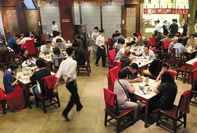 中秋节时，很多家庭讲究到餐厅聚餐。新京报记者 尹亚飞 摄