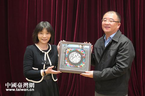 吉宁峰副市长（右）与萧秀文理事长互赠纪念