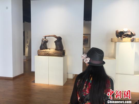 图为观众观展 马骞 摄