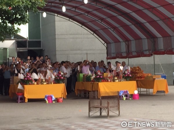 中元节郭台铭率主管祭祀 烧绿色百元美钞纸钱（图）