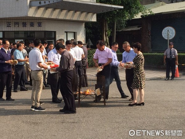 中元节郭台铭率主管祭祀 烧绿色百元美钞纸钱（图）