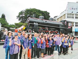 花莲古董火车头“回娘家”铁道迷一路跟拍（图）