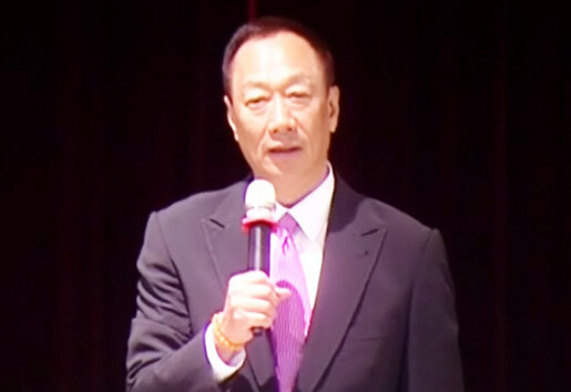 郭台铭豪气在尾牙上发放价值6亿元的奖金奖品，羡煞其它科技业员工。（台媒图）