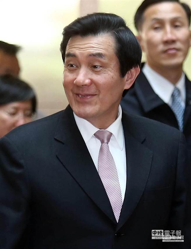 马英13日接受专访，守候的媒体向他提问时，马英九仅微笑以对
