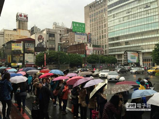 下雨断线致旅客滞留 民众抱怨“台铁是纸糊的吗”（组图）