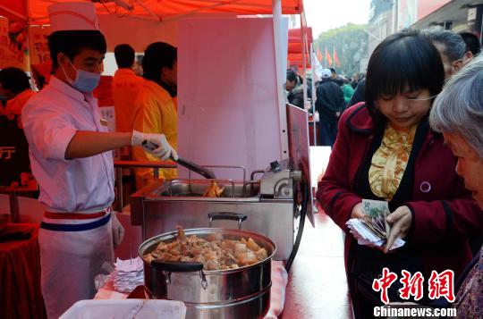 广州老字号一条街开市生意火爆（组图）